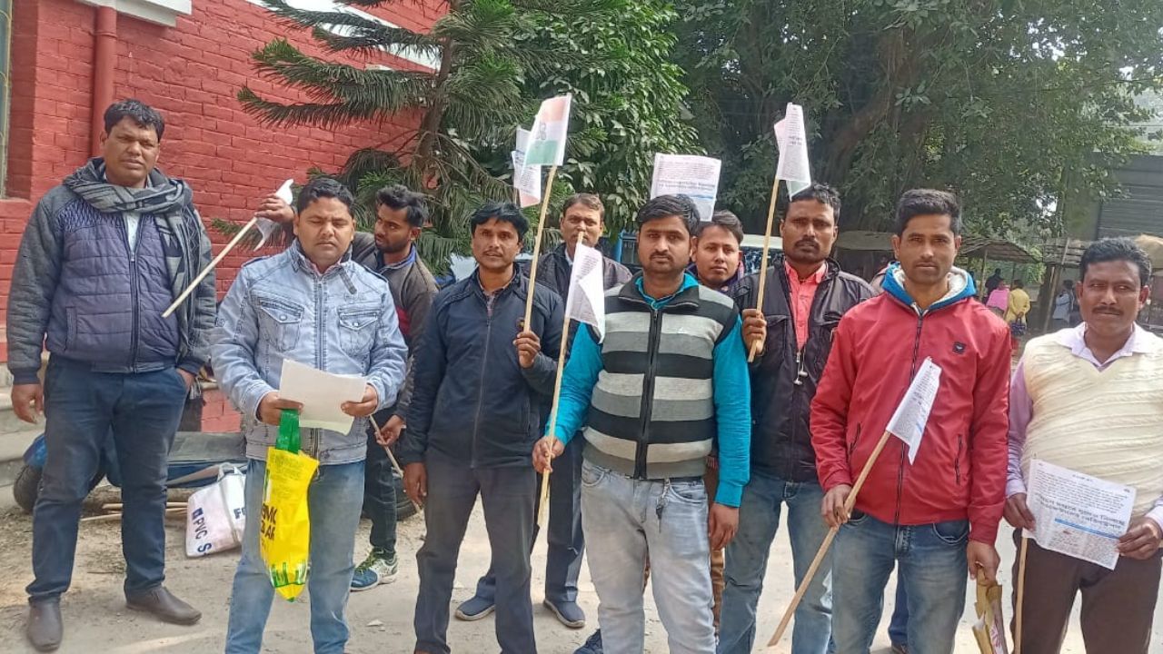 Balurghat: হারভেস্টরের রেজিস্ট্রেশন নিয়ে জটিলতা, RTOর সামনে বিক্ষোভ মালিকদের