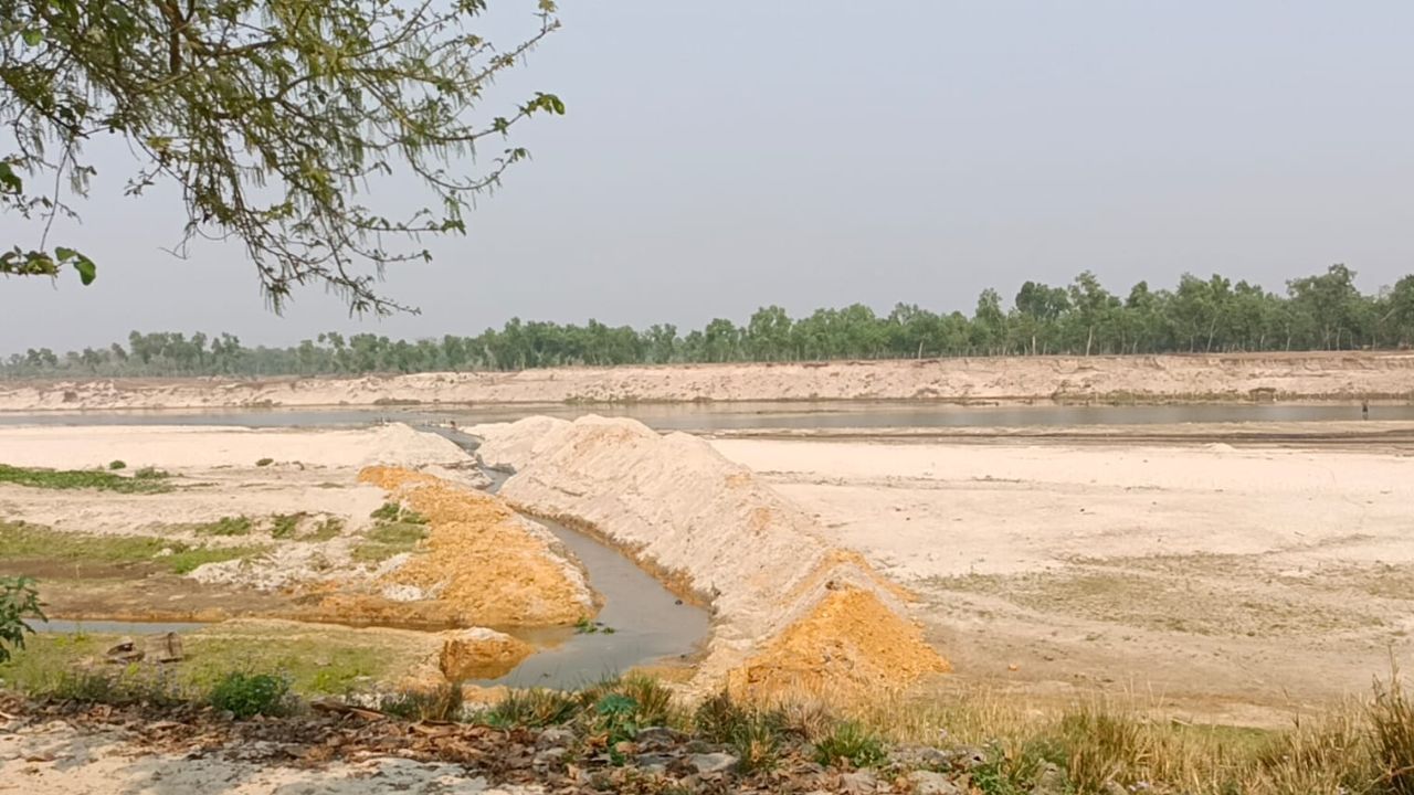 Farmer: শুখা আত্রেয়ী যেন কৃষকদের কাছে অভিশাপ; চোখের সামনে পুড়ছে ফসল, পুড়ছে অন্নদাতাদের কপালও