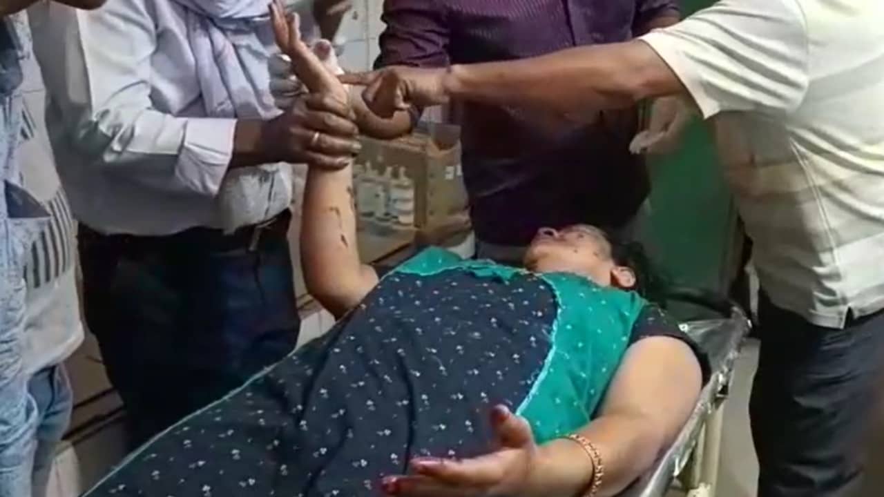 Crime: টাকা নিয়ে বচসা? গৃহকর্ত্রীর গলায় এলোপাথাড়ি ব্লেড চালালো প্রাক্তন পরিচারিকা