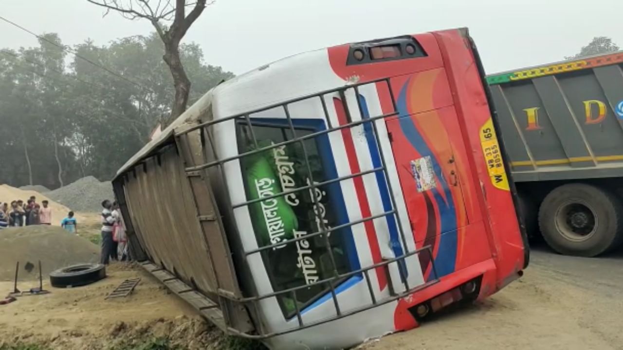 Bus Accident: ডাম্পারের ধাক্কায় উল্টে গেল হাওড়াগামী বাস, আহত অন্তত ১৫ যাত্রী