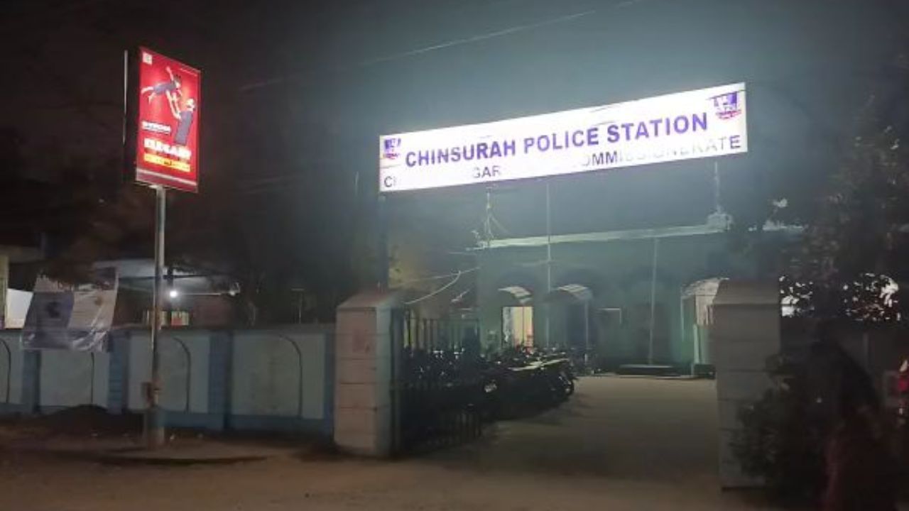 Chinsurah: অন্ধকার দোকানের ভিতর পুলিশ কর্মীর এই অবস্থা, ভাবতেও পারেননি এলাকার লোকজন