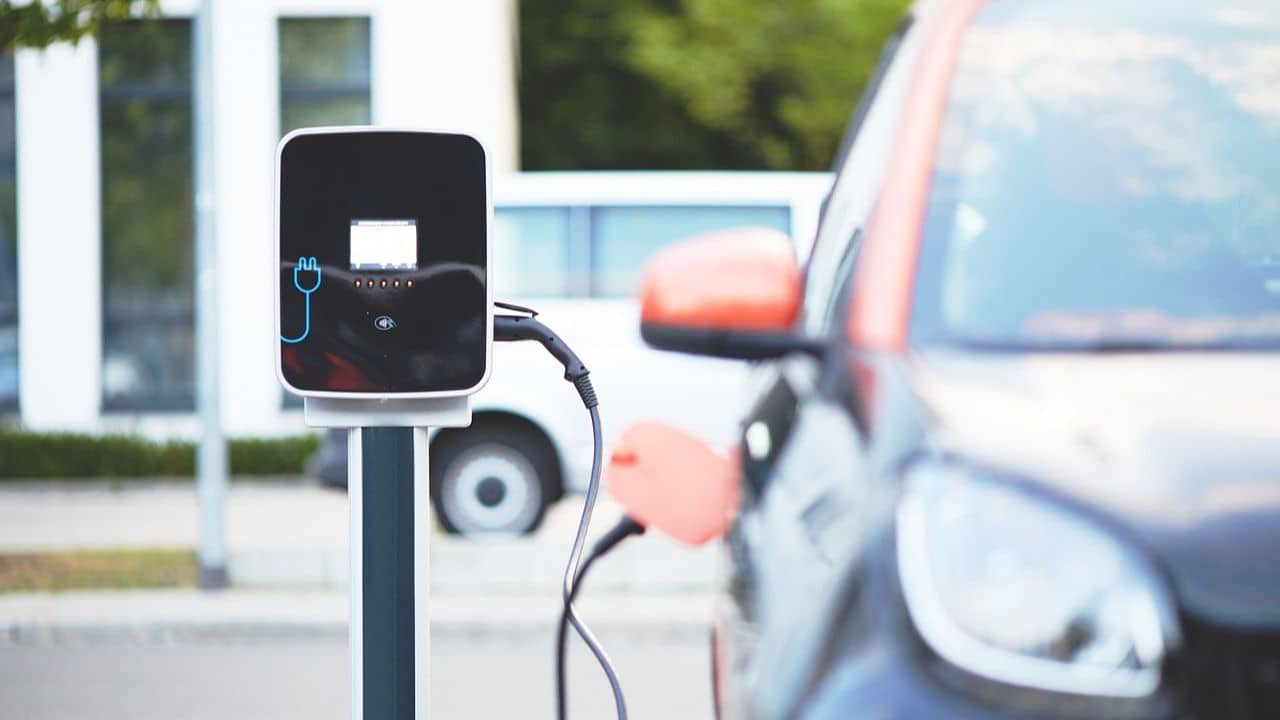 Electric Vehicles Price: ইলেকট্রিক গাড়ি কেনার পরিকল্পনা? বাজেটের পর গাড়ির দাম কমছে না বাড়ছে, জেনে নিন...