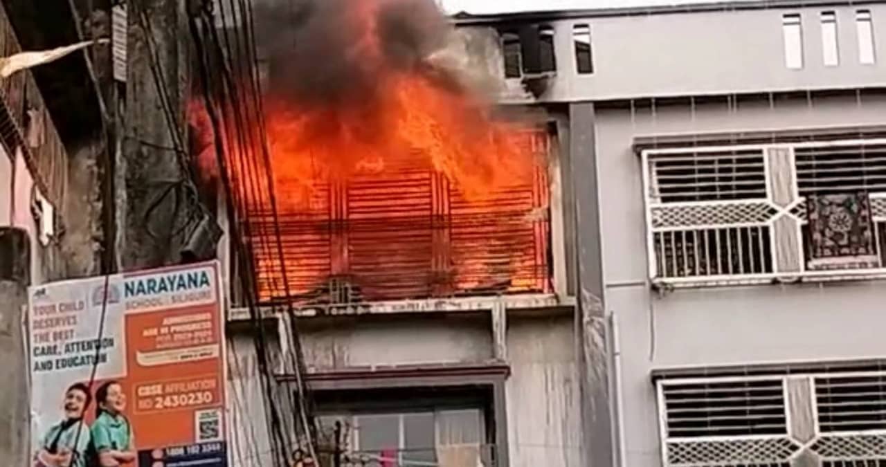 Devastating fire in Siliguri : ধানবাদের ছায়া শিলিগুড়িতে, বিয়েবাড়ির অনুষ্ঠানের মাঝেই বিধ্বংসী আগুন বহুতলে