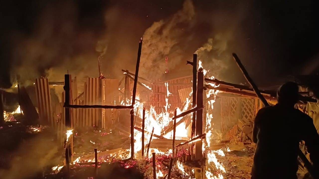 Fire Incident: ভোররাতের আগুনে ভস্মীভূত ৫ বাড়ি, কান্নায় ভেঙে পড়েছেন বস্তিবাসীরা