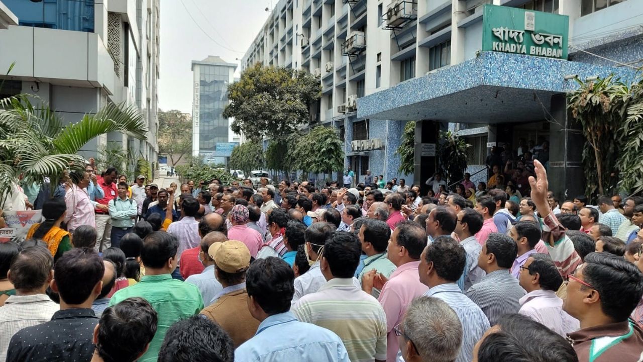 DA Protest: নবান্নের হুঁশিয়ারি সত্ত্বেও রাজ্যজুড়ে ডিএ'র দাবিতে কর্মবিরতি সরকারি কর্মচারীদের