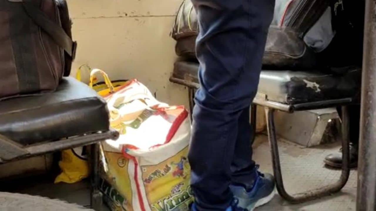 Drugs Recover: গভীর রাতে তল্লাশি চালাতেই বাড়ির ভিতরে মিলল কেজি কেজি গাঁজা