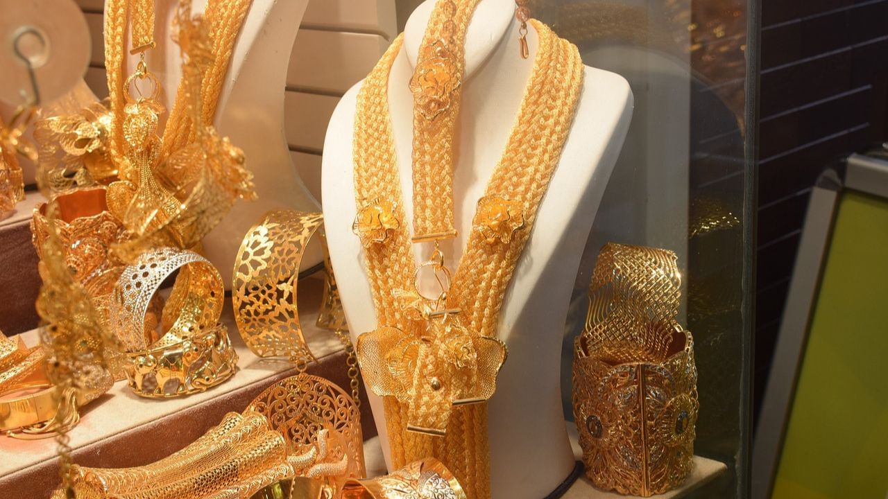 Gold Price Today: প্রায় হাজার টাকা সস্তা সোনা! লক্ষ্মীবারে কত দরে বিকোচ্ছে হলুদ ধাতুর?