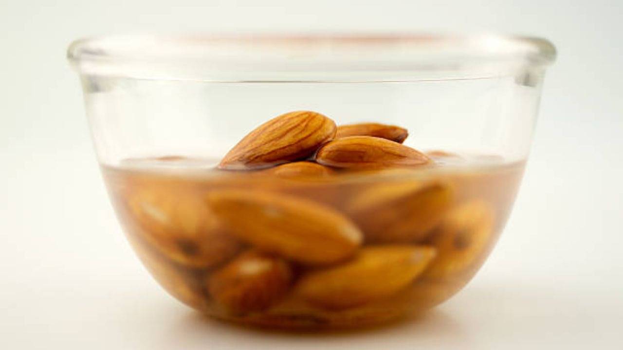 Soaking Nuts Benefits: অল্পেই ক্লান্ত হয়ে পড়ছেন? রোজ সকালে এই ৫টি বাদাম ভিজিয়ে খেলেই ম্যাজিক!
