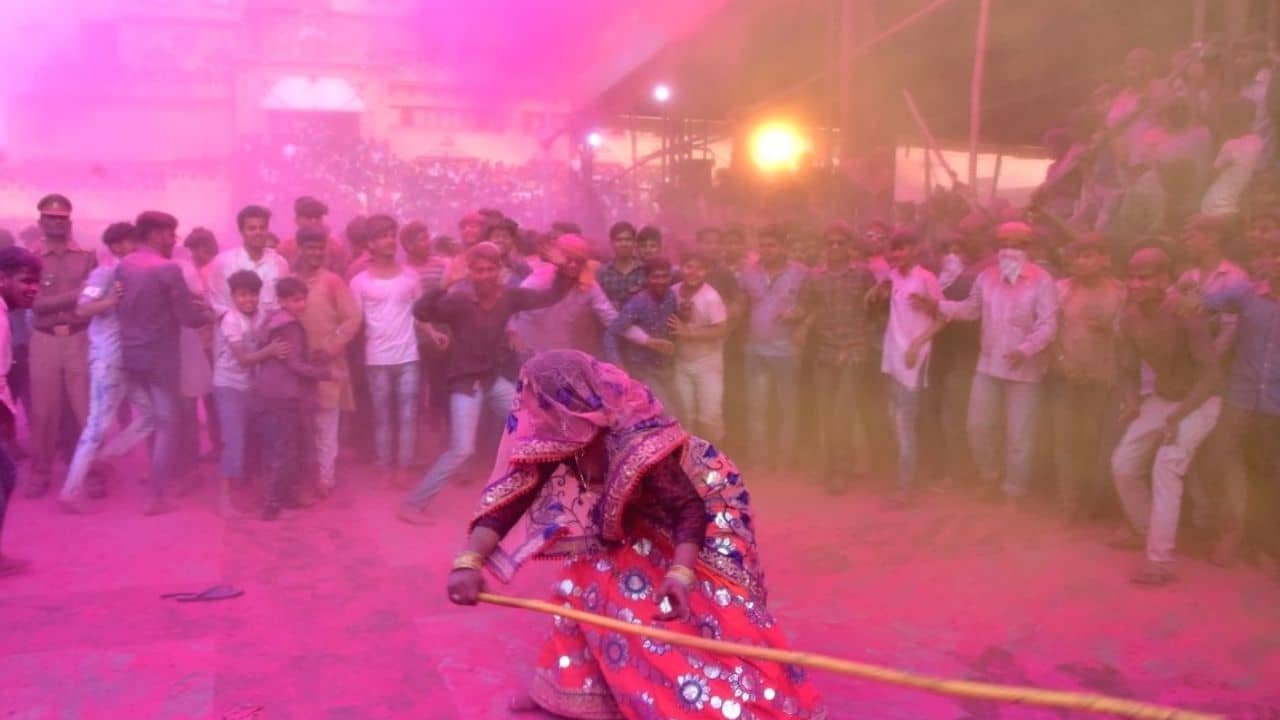 Holi 2023: আবির নয়, লাড্ডু ও লাঠির বৃষ্টি হয় হোলি উত্সবে, চলে ৪০দিন ধরে!