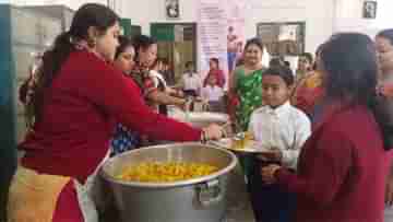 Mid Day Meal: শিক্ষিকাদের জব্দ করতে ছুটিতে রাঁধুনিরা, হাতা-খুন্তি হাতে মিড ডে মিল রাঁধলেন দিদিমণিরাই