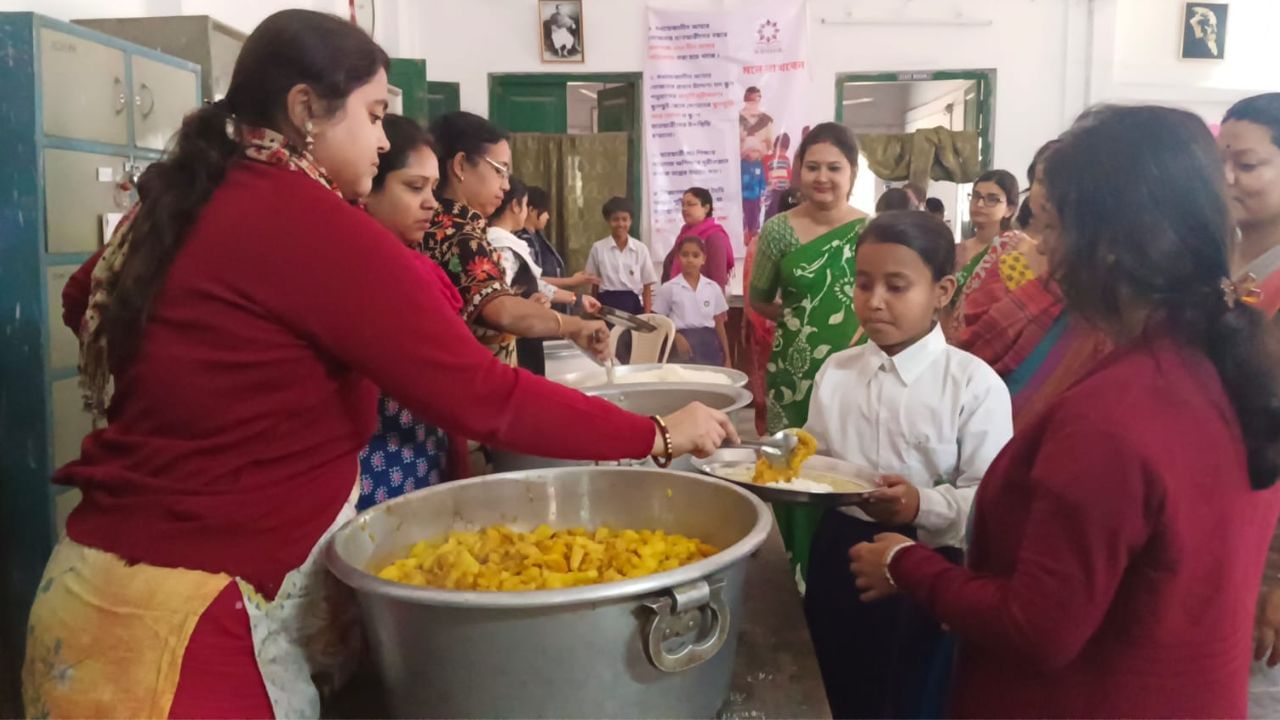 Mid Day Meal: শিক্ষিকাদের 'জব্দ' করতে ছুটিতে রাঁধুনিরা, হাতা-খুন্তি হাতে মিড ডে মিল রাঁধলেন দিদিমণিরাই