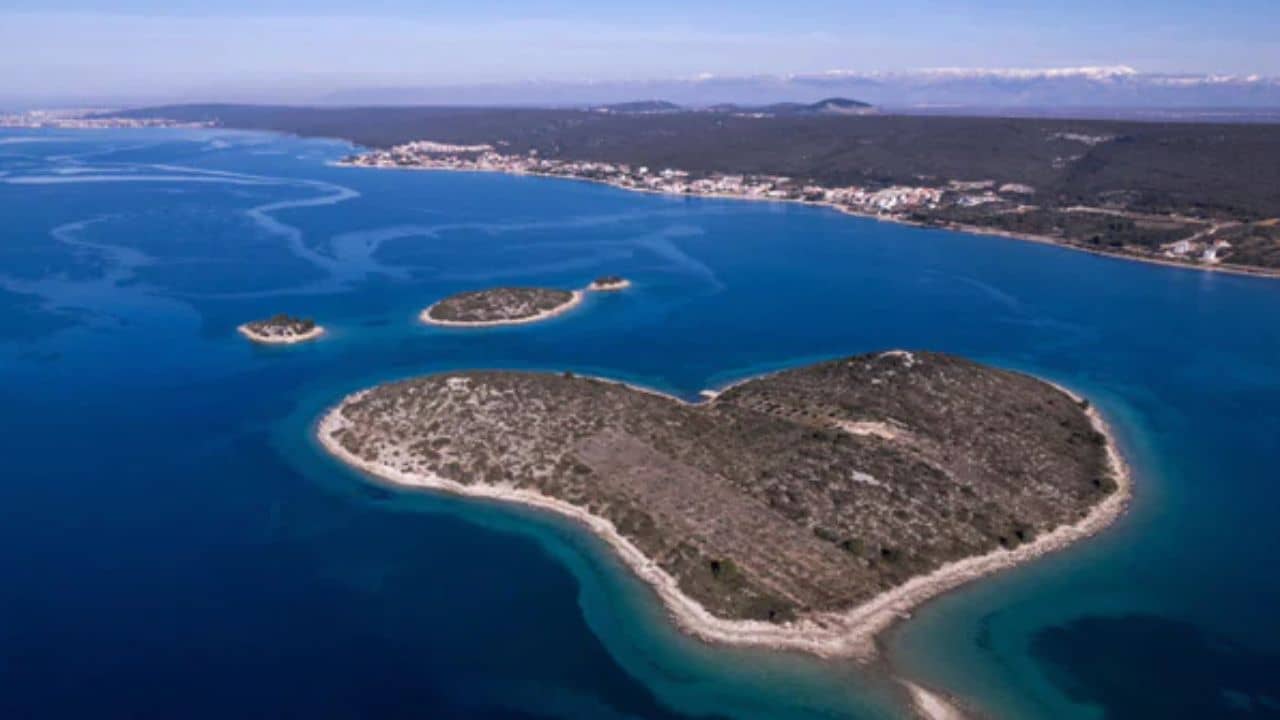 Island of Love: হামেশাই আসেন বিয়ন্সে থেকে জেফ বেজ়োস, প্রেমের মাসে জলের দরে বিক্রি হচ্ছে আইল্যান্ড অব লাভ, কিনবেন নাকি?