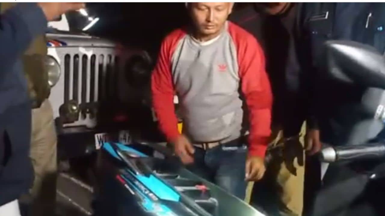 Smuggling: অনেকক্ষণ ঘাঁটাঘাঁটি চলছিল, তারপর স্কুটির ডিকিতেই..., তাজ্জব পুলিশও