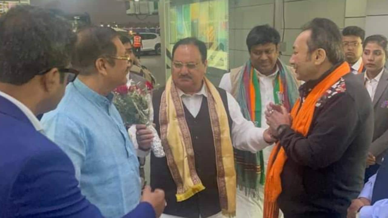 Joy Banerjee: নাড্ডাকে স্বাগত জানাতে বিমানবন্দরে হাজির তৃণমূল নেতা, অবাক বিজেপির লোকজনই