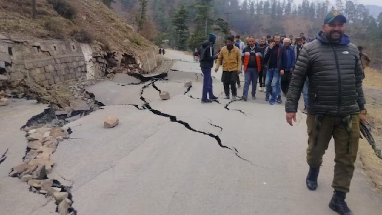 Landslide: রামবানে ভয়াবহ ধস, ফাটল ধরল রাস্তাতেও, ঘরছাড়া ১৩টি পরিবার