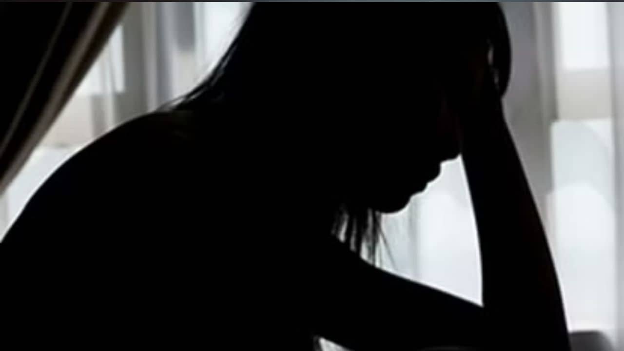 Malda: স্যর মোবাইলে আপত্তিকর ছবি পাঠাতেন, এরপরই ছাত্রীর সঙ্গে ভয়ঙ্কর ঘটনা...