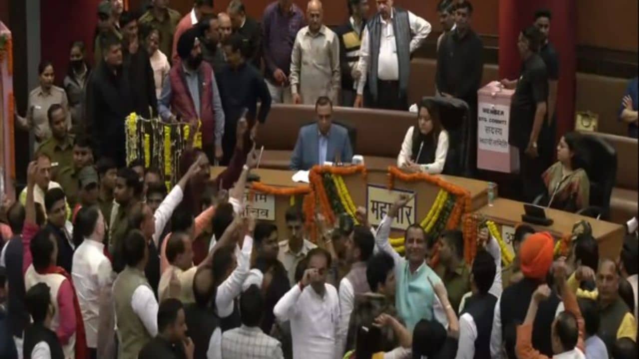 Delhi MCD Poll Chaos: এ কি কুস্তির আখাড়া! ছিঁড়ছেন ব্যালট পেপার, চলছে বোতল ছোড়াছুড়ি, হট্টগোলের মাঝেই সুখনিদ্রা কাউন্সিলরদের