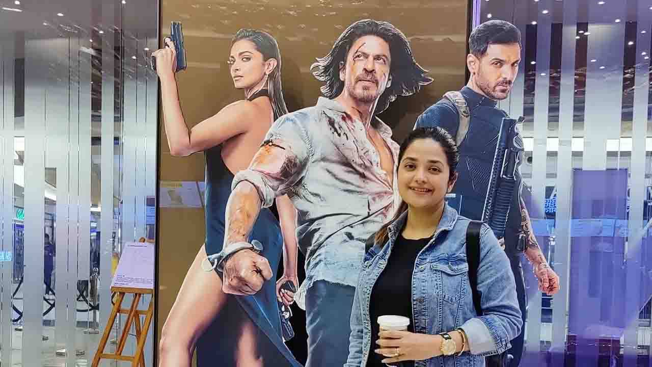 Mimi Dutta: স্বামী ওম নন, এই পরপুরুষ-এর থেকে চোখই সরাতে পারলেন না মিমি