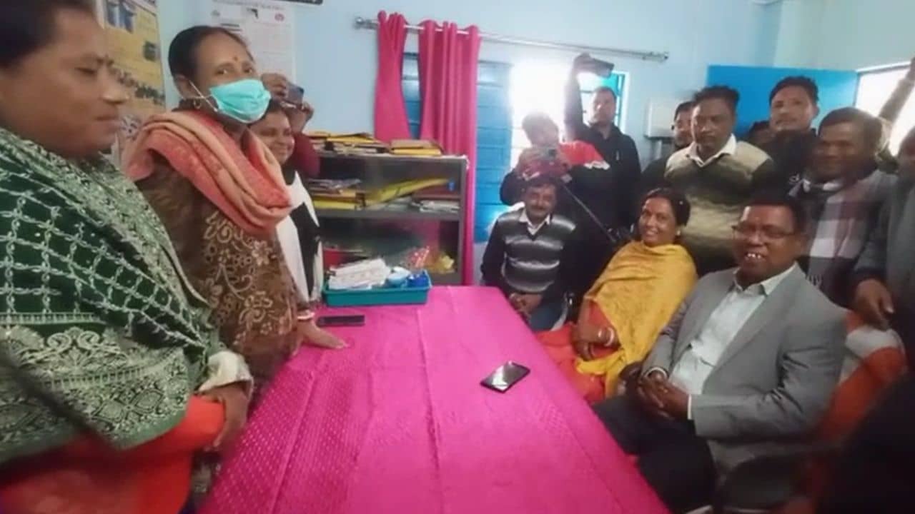 Jalpaiguri: দিনে স্বাস্থ্যকেন্দ্র, রাতেই বদলে যায় চেহারা! বিস্ফোরক অভিযোগ শুনলেন দিদির দূত