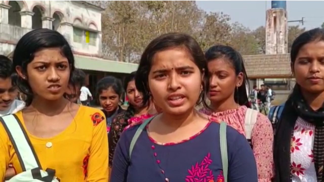 Shantipur College: কর্মবিরতির জেরে অ্যাডমিট কার্ড না পেয়ে বিক্ষোভ শান্তিপুর কলেজে