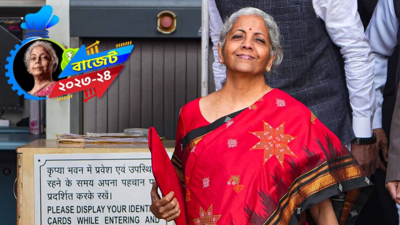 Nirmala Sitharaman: হাতে লাল কভারে মোড়া ট্যাবলেট, নির্মলার লাল শাড়িতে রইল হ্যান্ডলুমের ছোঁয়া