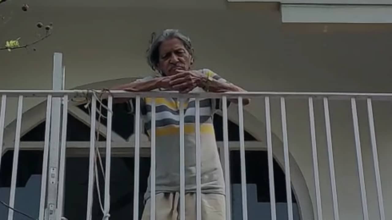 Saltlake: বৃদ্ধ বাবাকে ঘরবন্দি করে ‘বেপাত্তা’ মেয়ে! সমস্যায় প্রতিবেশীরা