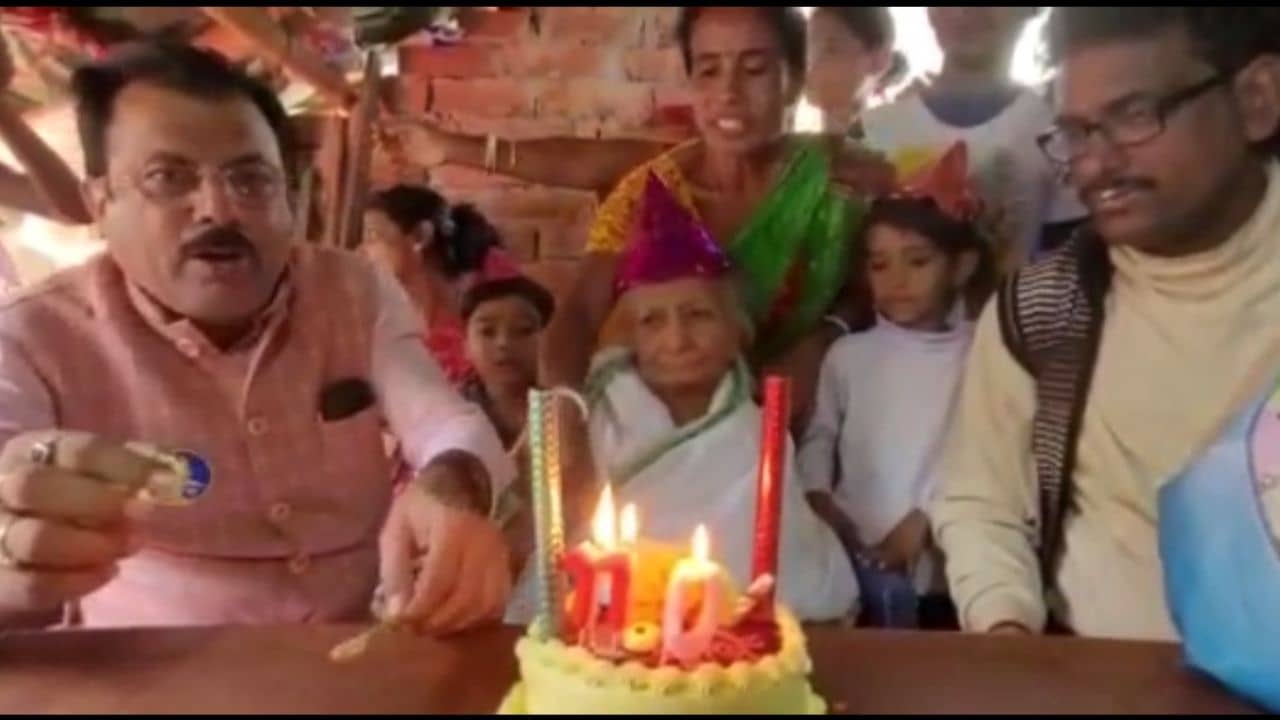 Didir Doot: নিজের বয়স মনেই করতে পারেন না সখীবালা দেবী, ১১০ বছরের জন্মদিনে কেক নিয়ে পৌঁছলেন দিদির দূত