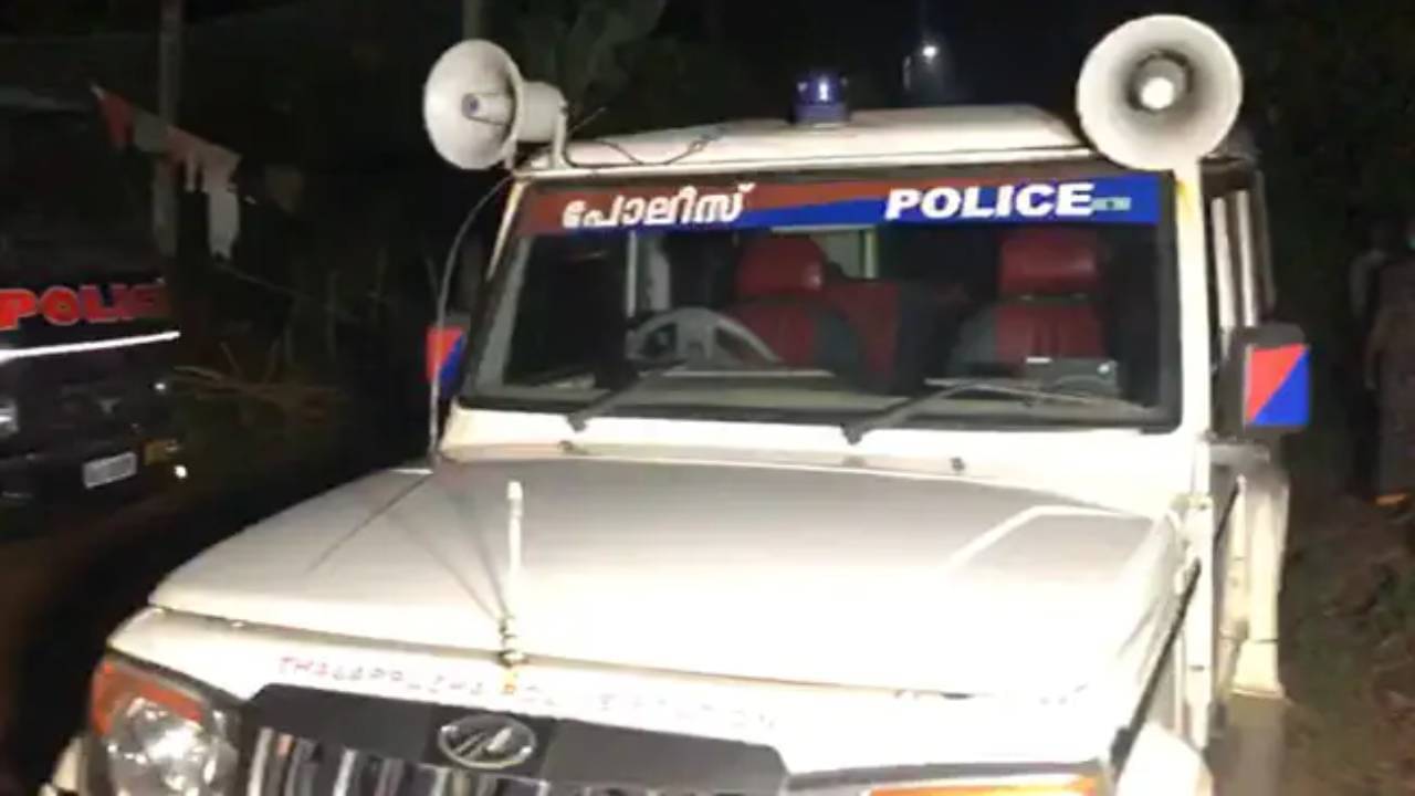 Kerala: থানায় নিয়ে যাচ্ছিল পুলিশ, গাড়িতে অফিসারের কান কামড়ে ধরলেন অভিযুক্ত