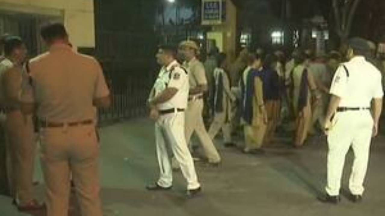 Kolkata Police : গেস্ট হাউসে চলছিল ‘কুকর্ম’, হানা দিল পুলিশ; দরজা ভাঙতেই…