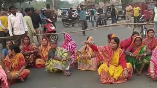 Chittaranjan Railway Station Viral Video: নিয়ন আলোতে সুন্দরী তন্বীদের ব্লাউজের খাঁজে গুঁজে দিচ্ছেন নোট! শিবরাত্রিতে চিত্তরঞ্জন রেলস্টেশন জিআরপির OC-র ভিডিয়ো ভাইরাল