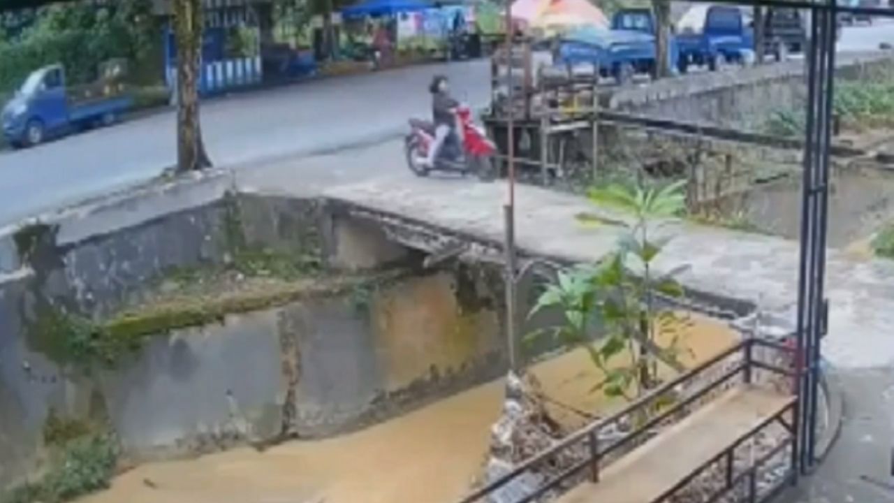 Viral Video: ফাঁকা রাস্তায় স্কুটি চালাতে গিয়ে সটান জলে পড়লেন এই তরুণী, হাসি থামবে না আপনারও