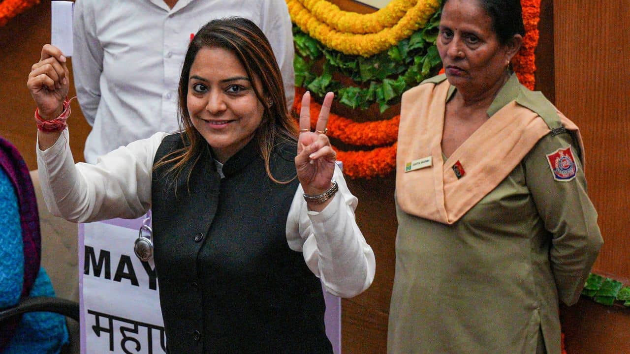 Shelly Oberoi: মেয়র নির্বাচিত হতেই হামলার চেষ্টা! বিজেপি কাউন্সিলরদের গুন্ডাগিরিতে ফুঁসছেন শেলি ওবেরয়