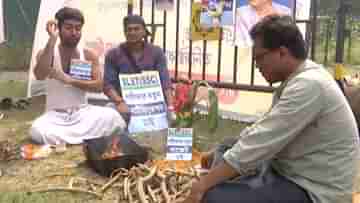 SLST-SSC: চাকরির খরা কাটাতে ধর্মতলায় হোমযজ্ঞ, এবার অন্তত এসএসসি বিজ্ঞপ্তিটা দিক