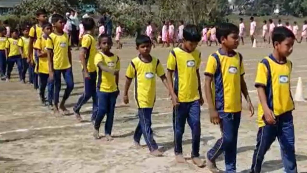 Baruipur: খালি পায়ে প্যারেডে সরকারি স্কুলের পড়ুয়ারা, অত্যন্ত বিরক্ত অধ্যক্ষ বিমান