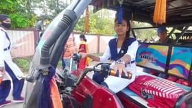 Madhyamik Student: টোটো চালিয়ে দিতে যায় মাধ্যমিক, ছোট ‘কাঁধে’ই অনেক ভার দেবশ্রীর Madhyamik Student: টোটো চালিয়ে দিতে যায় মাধ্যমিক, ছোট ‘কাঁধে’ই অনেক ভার দেবশ্রীর