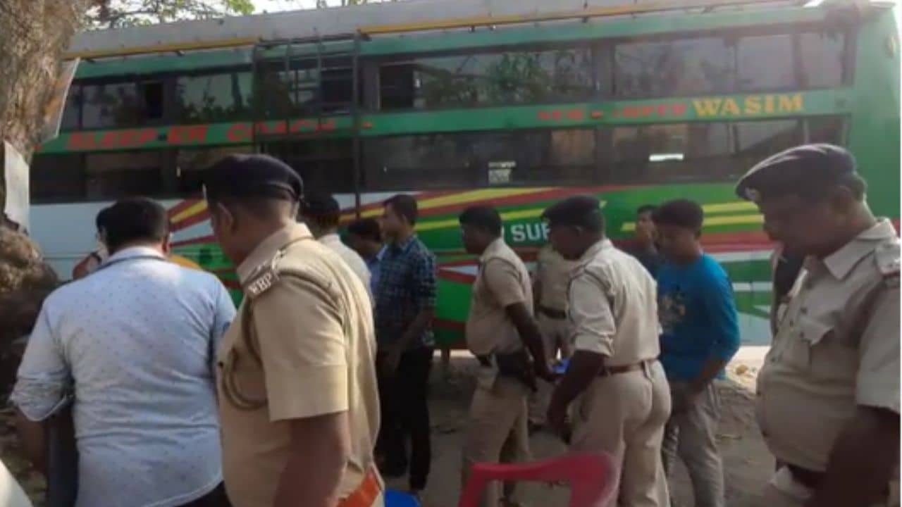Balurghat: আচমকাই বাসের ভিতরে পুলিশে ছয়লাপ, এরপর যা উদ্ধার হল মুখ চাওয়াচায়ি যাত্রীদের