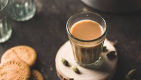 Caffeine-free tea: রোজ সকালে দুধ-চা পান করেন? সুইচ করে নিন এই হার্বল চায়ে Caffeine-free tea: রোজ সকালে দুধ-চা পান করেন? সুইচ করে নিন এই হার্বল চায়ে