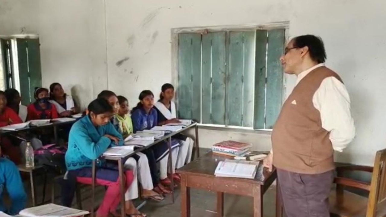 School Teacher: পাশের স্কুল থেকে 'ধার' করতে হল শিক্ষক! ক্লাস বন্ধ হওয়ার আশঙ্কা গ্রামবাসীদের