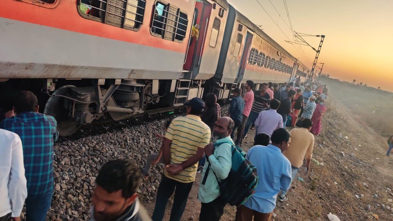 Train Accident: লাইন থেকে ছিটকে গেল ৬টি বগি, সাতসকালেই দুর্ঘটনার মুখে গোদাবরী এক্সপ্রেস