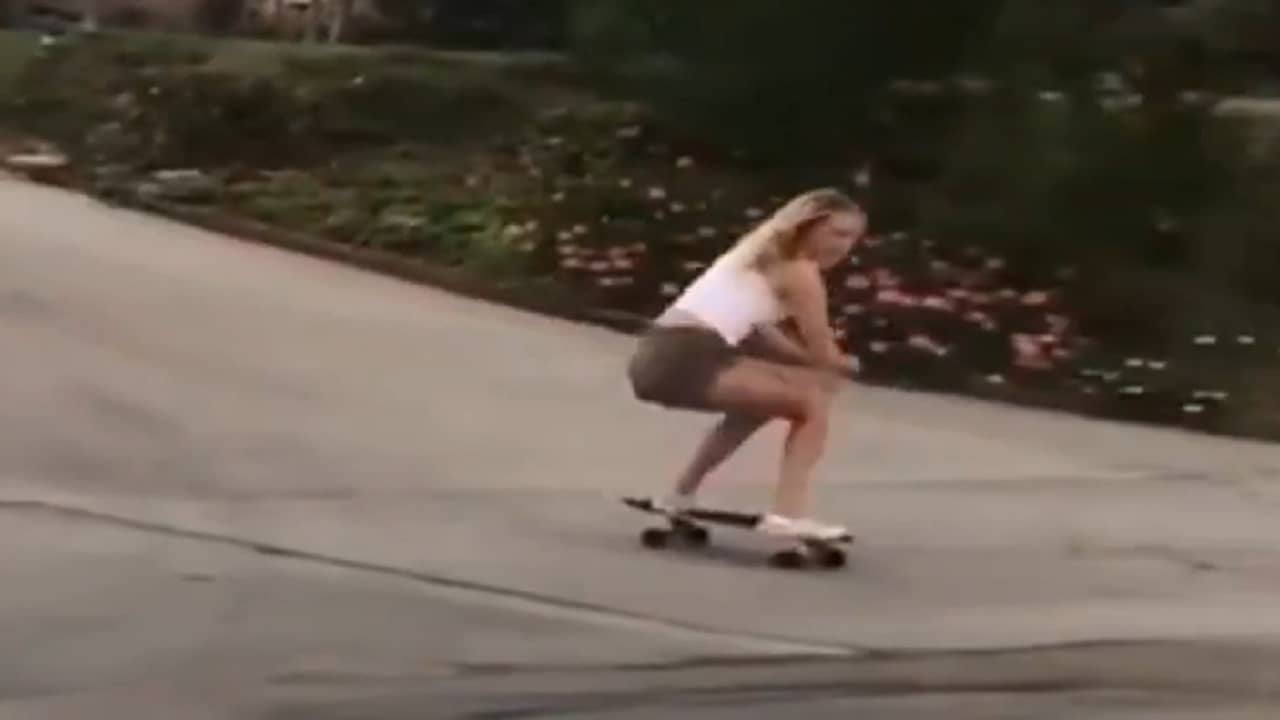 Viral Video: স্কেটবোর্ড নিয়ে কেরামতি দেখাতে গিয়ে রাস্তাতেই ধপাস এক যুবতি, হাসতে হাসতে পেটে খিল!