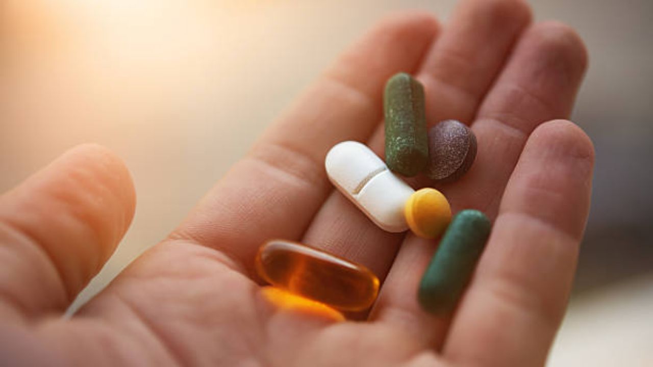 Vitamins and supplements: কিছু না বুঝেই ভিটামিন ট্যাবলেট তো খাচ্ছেন, পার্শ্বপ্রতিক্রিয়া জানলে চোখ মাথায় উঠবে