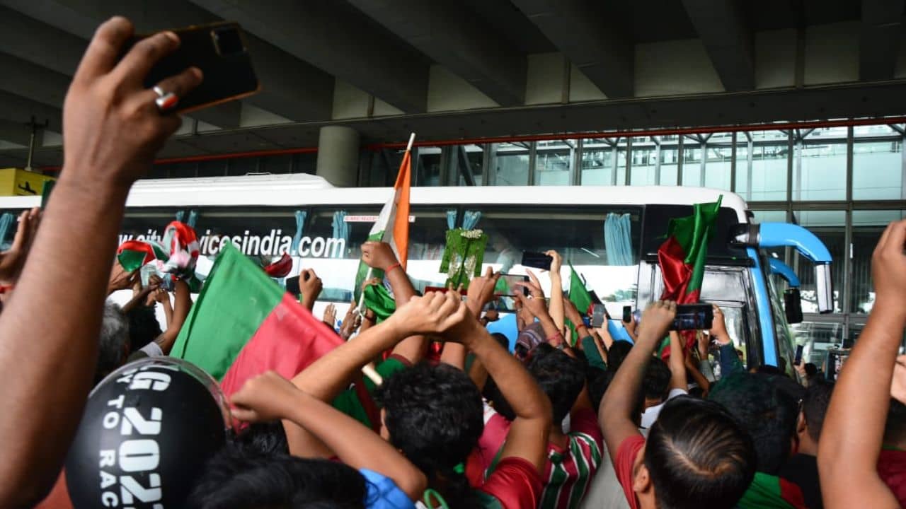 ISL Champion: আমরা কারা..., চ্যাম্পিয়নরা ফিরতেই গর্জনে কাঁপল কলকাতা