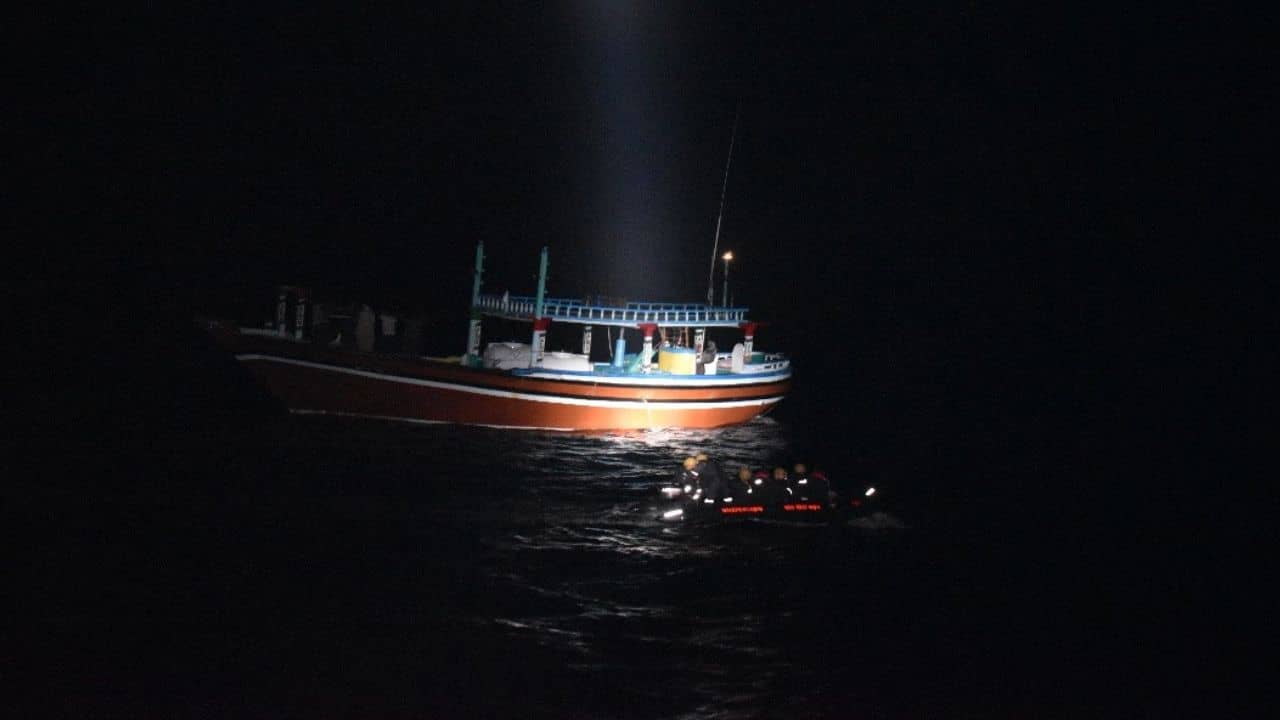 Gujrat ATS Coast Guard: অন্ধকারে আরব সাগরের বুকে তল্লাশি চালাতেই উদ্ধার ৪২৫ কোটির হেরোইন