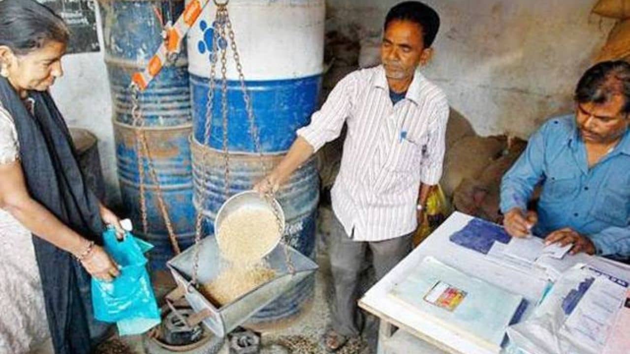 Aadhaar-Ration Card Link: আপনার রেশন ও আধার কার্ড লিঙ্ক করা বাকি? সময় বাড়াল কেন্দ্র