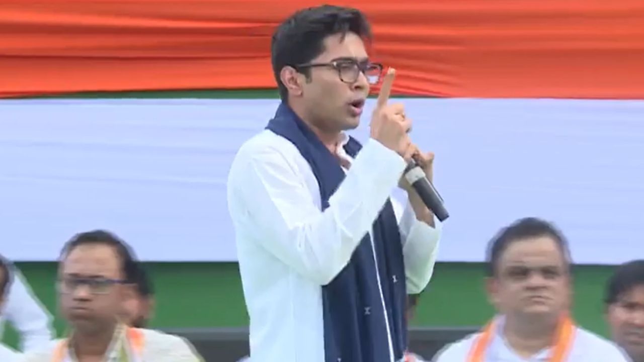 Abhishek Banerjee:  ‘বুক চিতিয়ে মানুষকে বলুন আপনি তৃণমূলের সৈনিক’, দুর্নীতি ইস্যুতে বিদ্ধ দলকে ‘অ্যান্টি বায়োটিক’ অভিষেকের