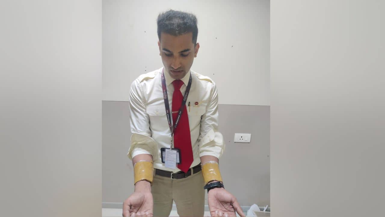 Gold Seized From Air India Crew: শার্টের ভিতর সোনাই সোনা, তবু শেষ রক্ষা হল না Air India-র বিমান কর্মীর