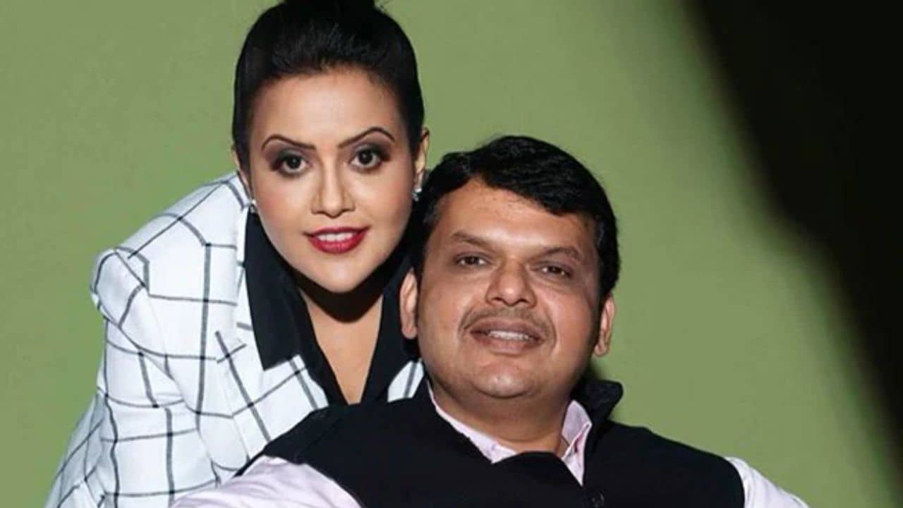 Amruta Fadnavis: বাবাকে বাঁচালে ১ কোটি টাকা! দেবেন্দ্র ফড়ণবীশের স্ত্রীকে ঘুষ দেওয়ার অভিযোগ