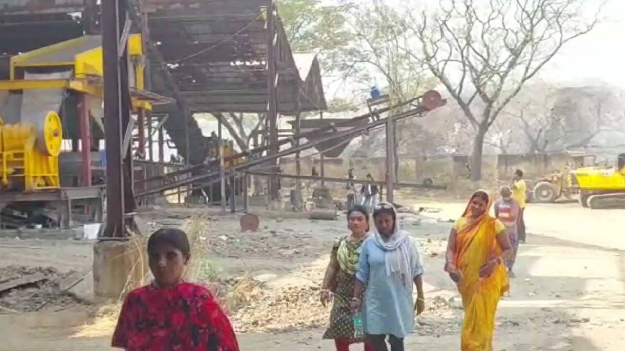 Asansol : সিমেন্ট কারখানা পুনরায় চালুর উদ্যোগ মালিকের, তৃণমূল নেতাদের ‘দাদাগিরিতে’ কাজ বন্ধের অভিযোগ