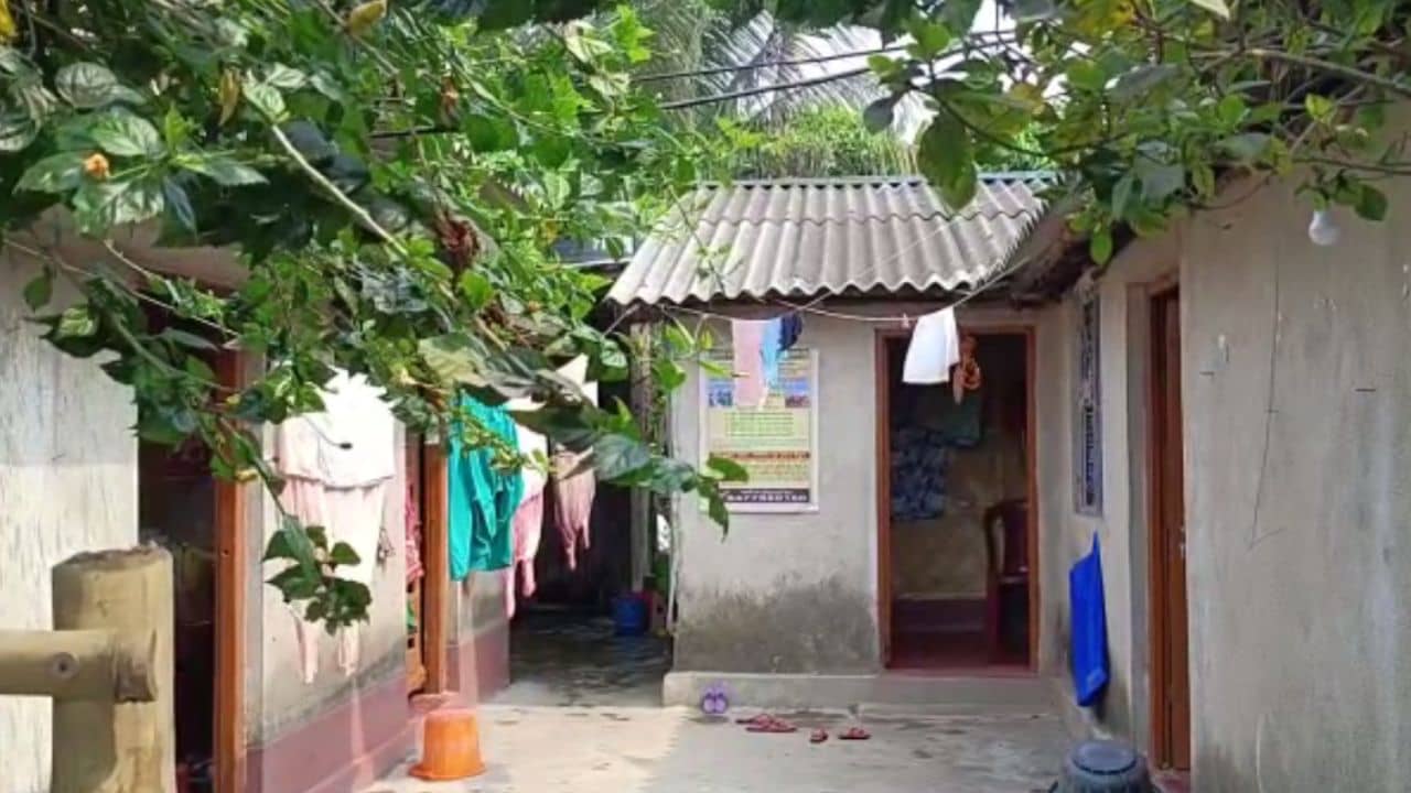 Sonarpur: বিজেপি কর্মীর জায়গা জবর দখলের অভিযোগ, কাঠগড়ায় তৃণমূল নেতা