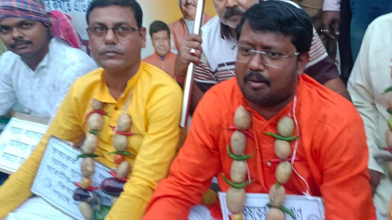 BJP MLA : দাম বৃদ্ধির দাবিতে আলুরই মালা পরে প্রতিবাদ বিজেপি বিধায়কের